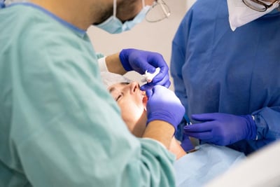 Welche Entwicklungen gibt es bei Gedächtnis-Implantaten?